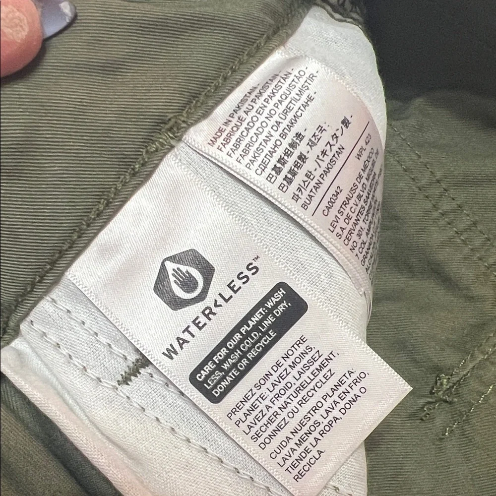 Levi's Women's Olive Straight Cargo Pants - Picture 8 of 11